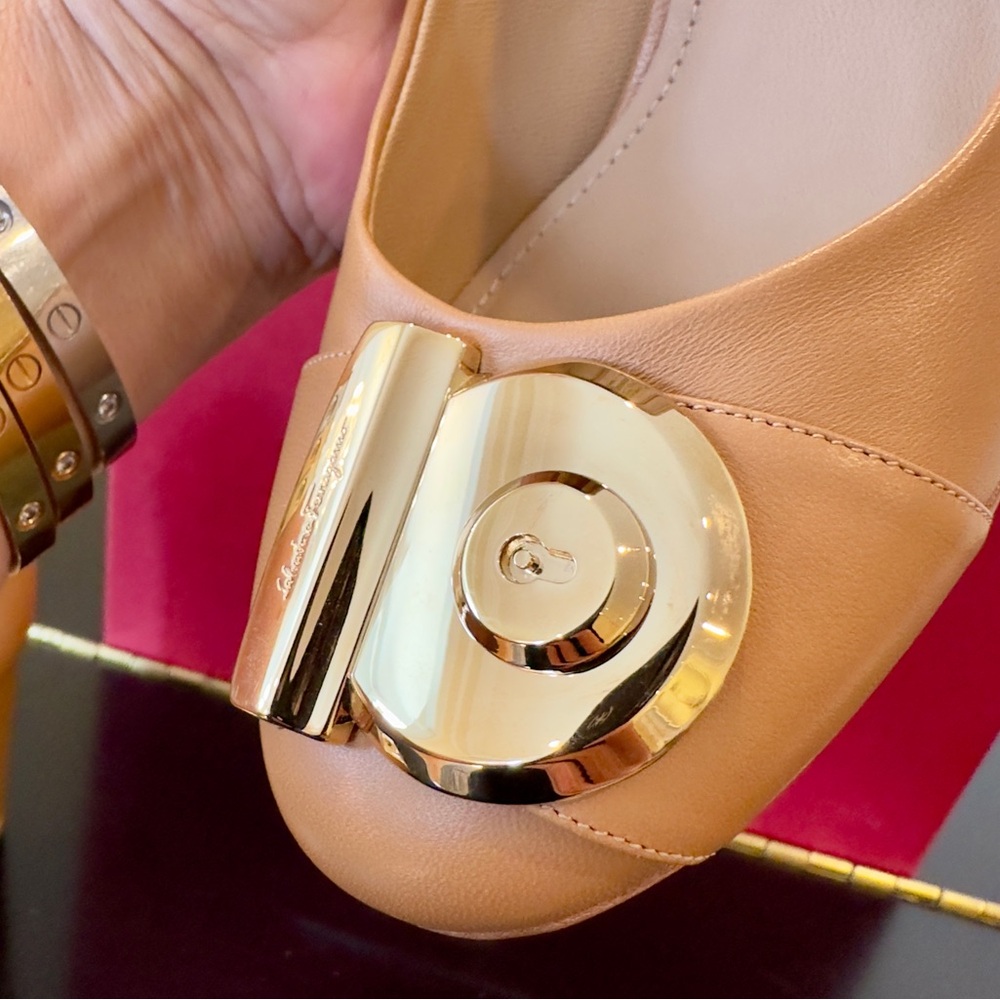 Salvatore Ferragamo NWT Luxury Chic Minimalist RARE Authentic Fiamma Tan Pumps - Picture 15 of 17